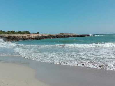 La marina di Carovigno inizia con Lamaforca, sicuramente la localit� pi� �divertente� della zona, vista la presenza di un parco acquatico e di un villaggio turistico molto frequentato. Qui � presente una bella e grande spiaggia dalla sabbia bianca